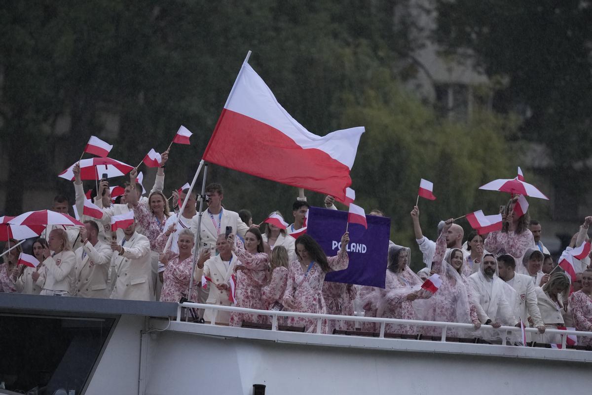 El equipo de Polonia desfila a lo largo del río Sena en París, Francia, durante la ceremonia de apertura de los Juegos Olímpicos