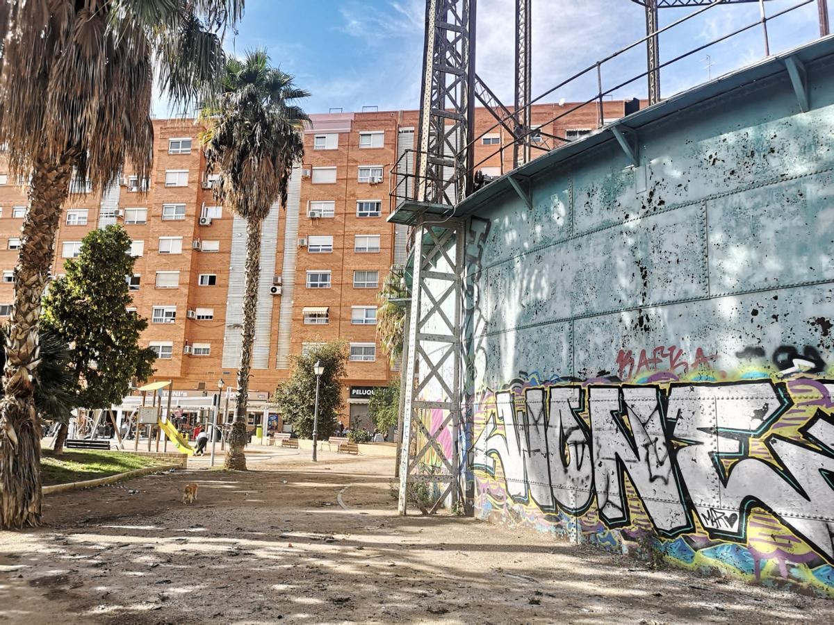 Así es el Gasómetro de Lebón, un testido del pasado industrial de la ciudad