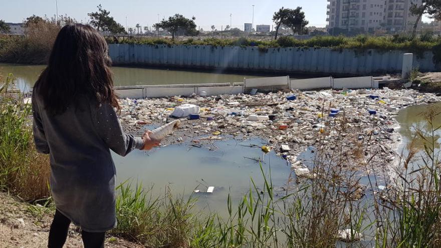 Alcaldes de la Vega Baja exigen el dragado de la desembocadura del río para evitar inundaciones