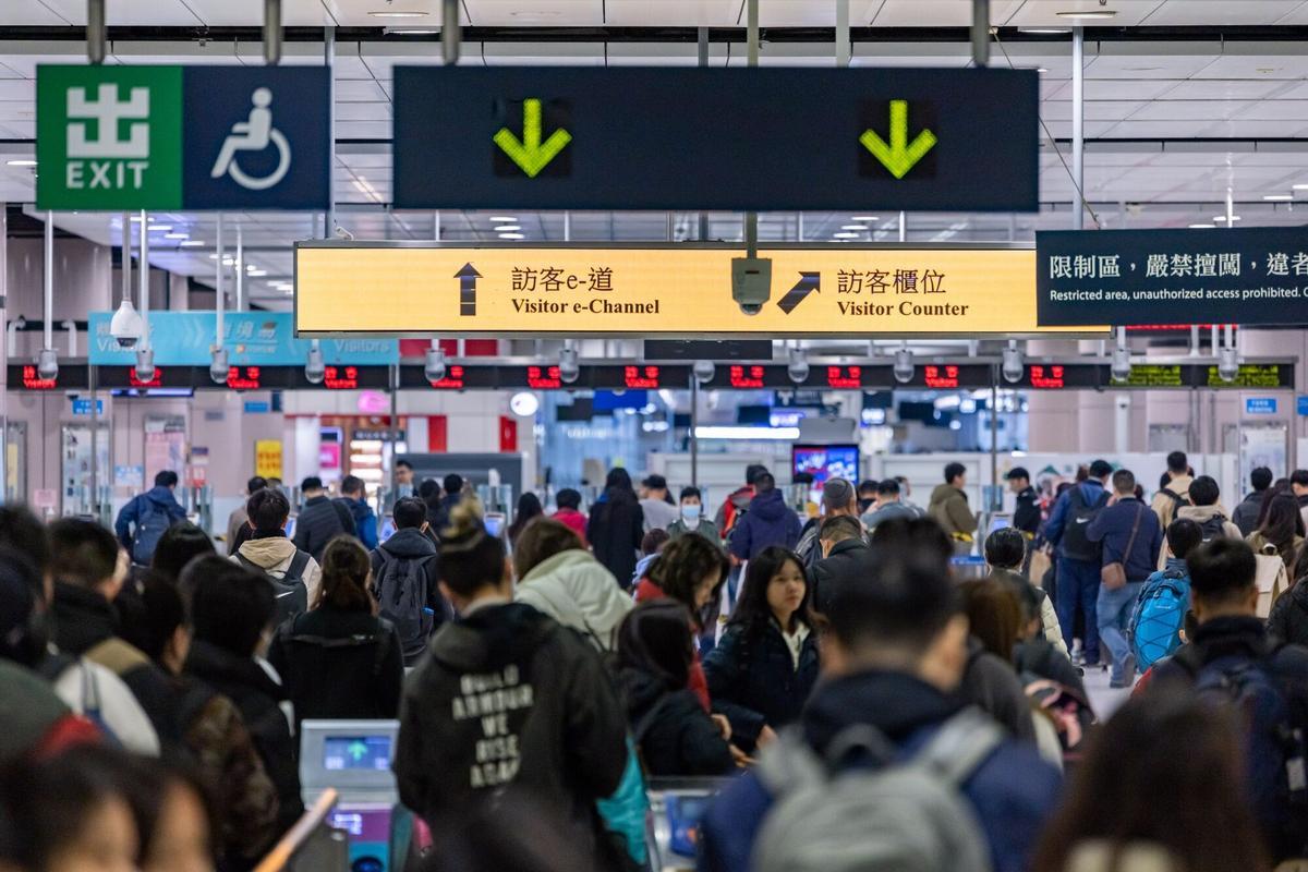 Cientos de viajeros en la frontera de Hong Kong antes del Año Nuevo Lunar