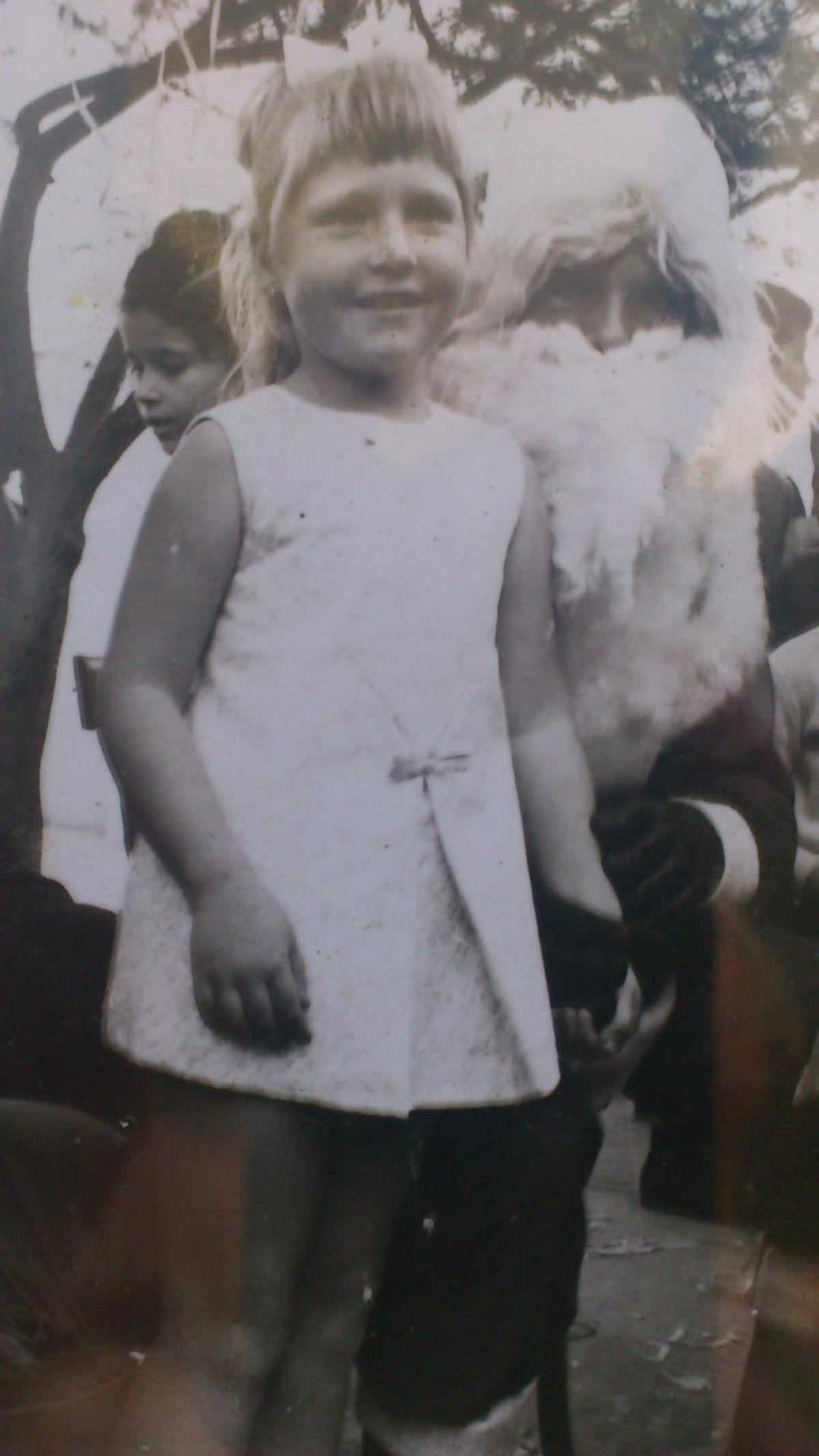 Lotta Karlefeldt de pequeña con Santa Claus.