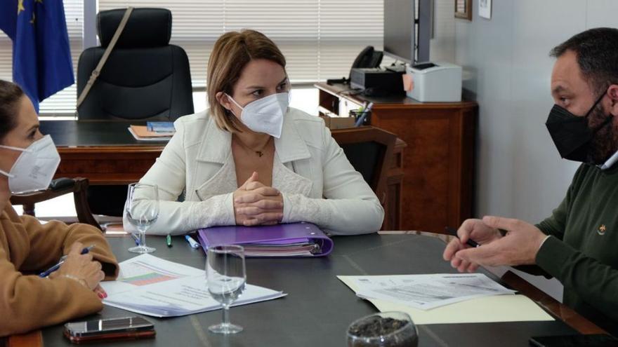 Marta Arocha, Noemí Santana y Raúl Afonso, durante la reunión. | | LP/DLP