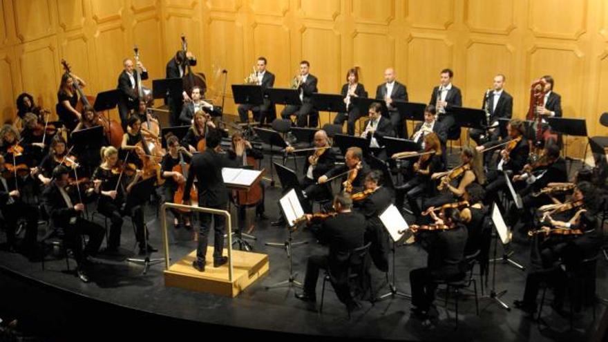 La orquesta Oviedo Filarmonía con el maestro Nacho de Paz, en la noche de ayer, en el teatro Filarmónica.