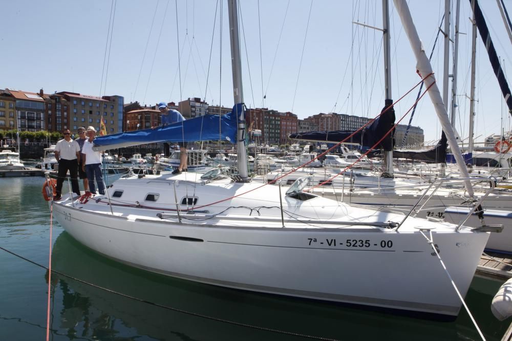 Tripulación del velero 'Mambo', que participará en la regata 'El Gaitero'