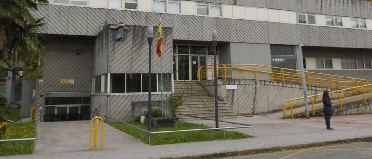 Entrada principal de la Comisaría de Policía Nacional de Ourense. // Jesús Regal