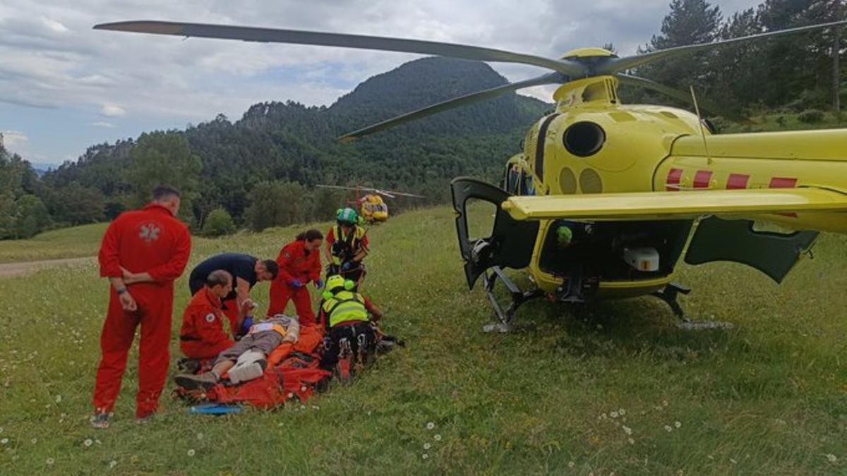Els serveis d'emergències atenent el pastor, abans de pujar a l'helicòpter