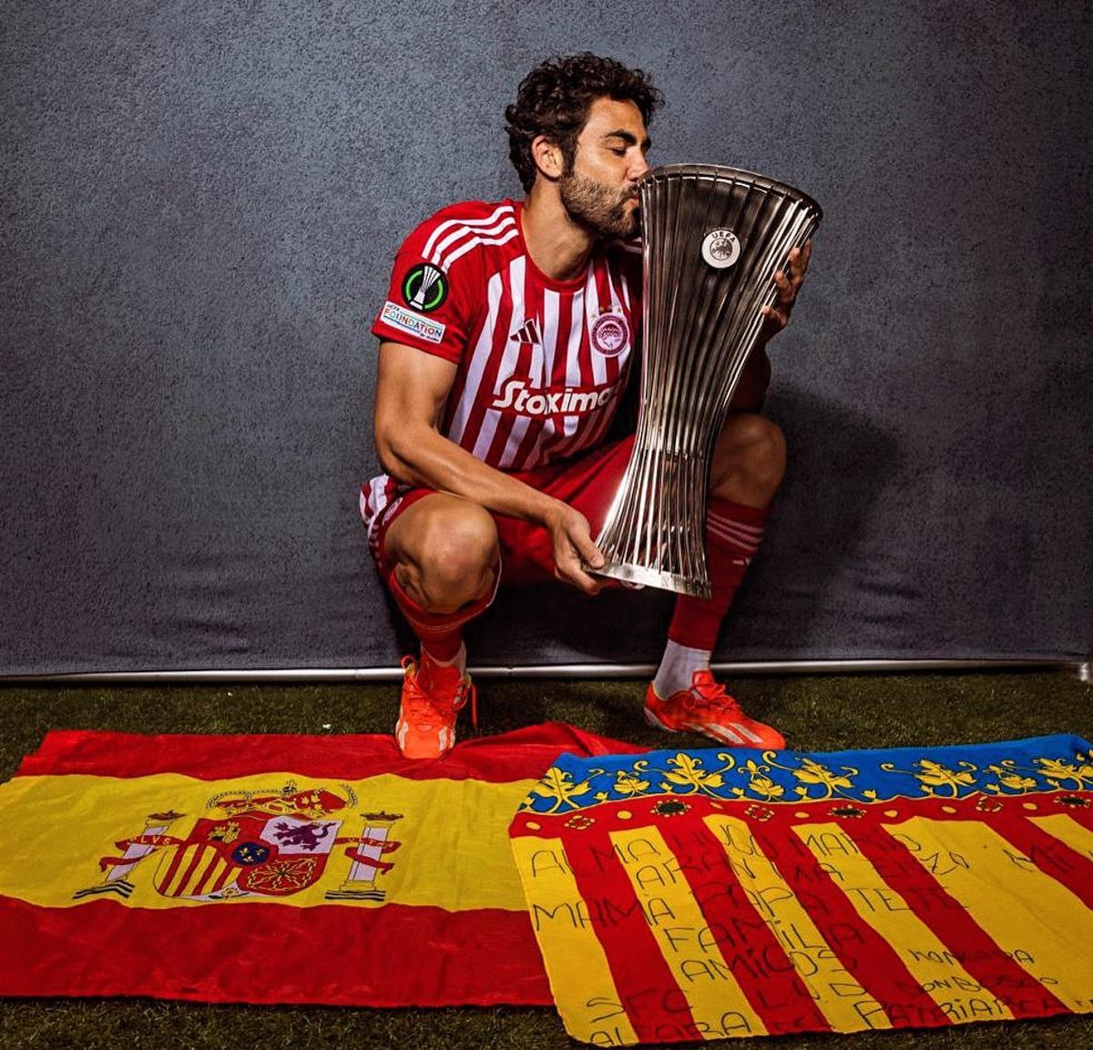 Vicente Iborra, con la copa de campeón de la Conference League