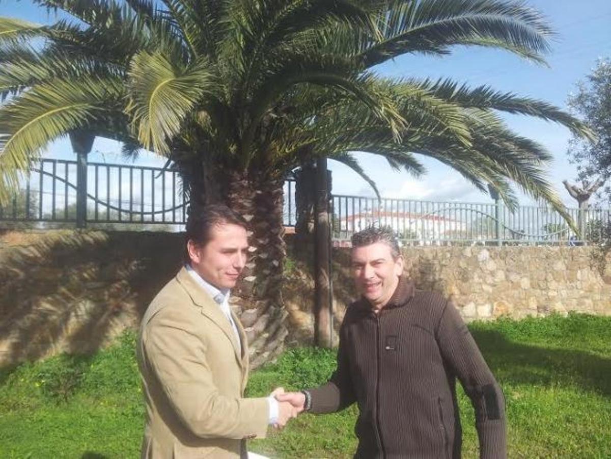 Agustín Sanabria Crespo estrecha la mano a su nuevo piloto, Rubén Sastre.