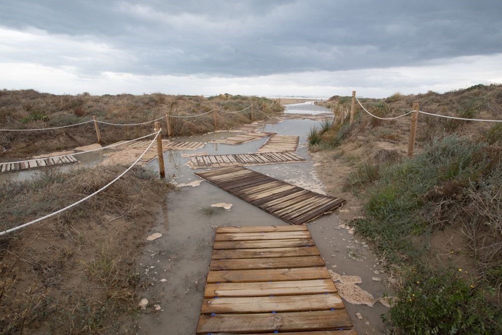 El temporal inunda los accesos a la playa del Port de Sagunt