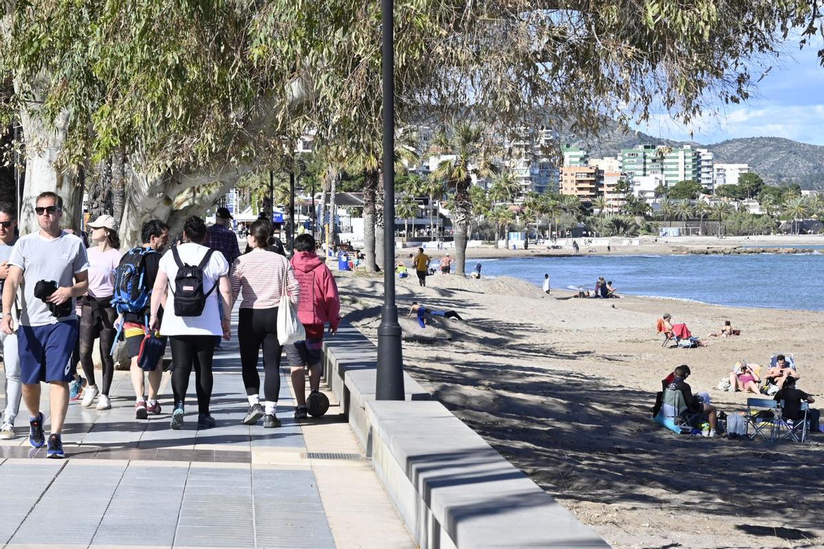 El sol y las agradables temperaturas invitaron a acercarse a las playas de Benicàssim.