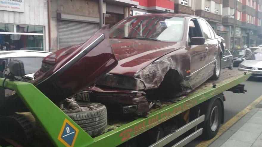 Un aparatoso accidente se salda sin heridos en la calle del Muelle