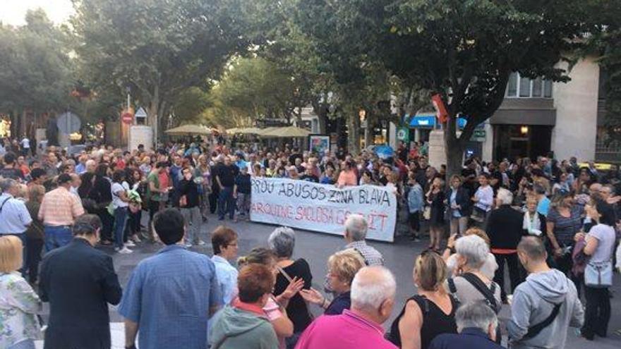 Prop de 200 persones es mobilitzen al centre de Manresa contra la zona blava