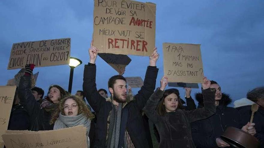 Manifestantes protestan en un acto de Fillon cerca de Poitiers. // Efe