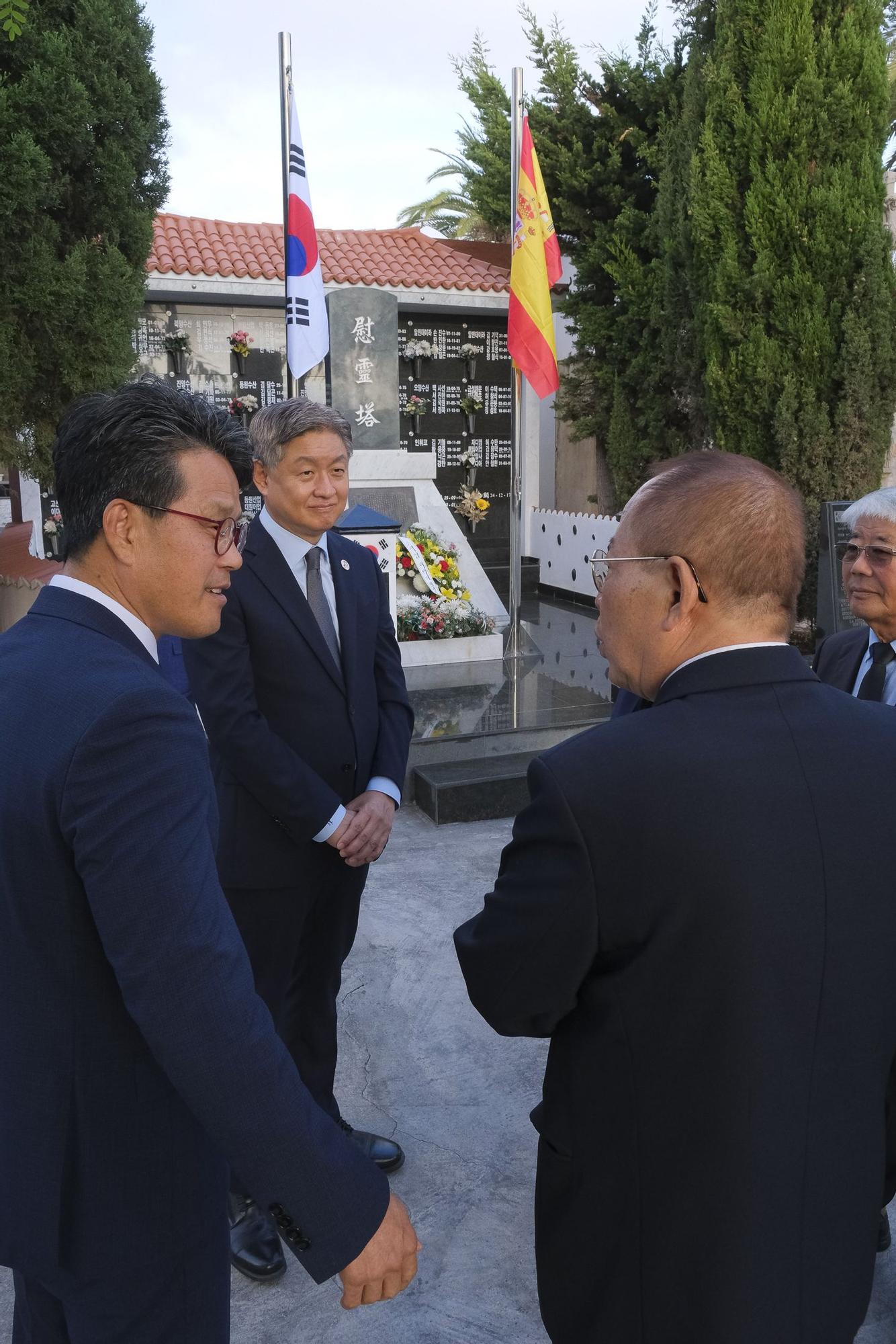 Ofrenda floral a los marinos coreanos fallecidos en Gran Canaria