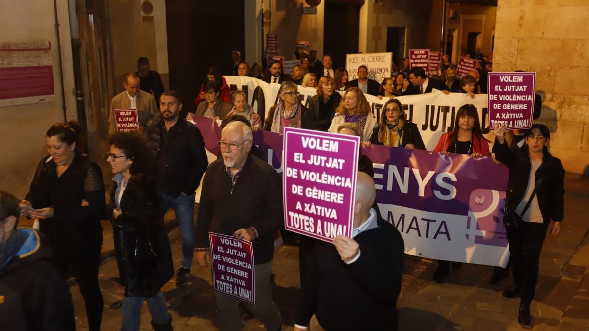 Las manifestantes han pedido que no se traslade el juzgado de violencia de género de Xàtiva a Alzira.