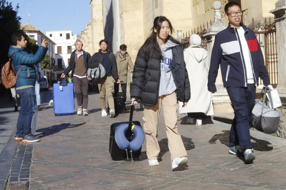 Turistas con maletas por la Mezquita-Catedral.