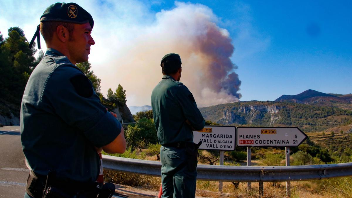 Continúan las labores de extinción del incendio en la Vall d'Ebo