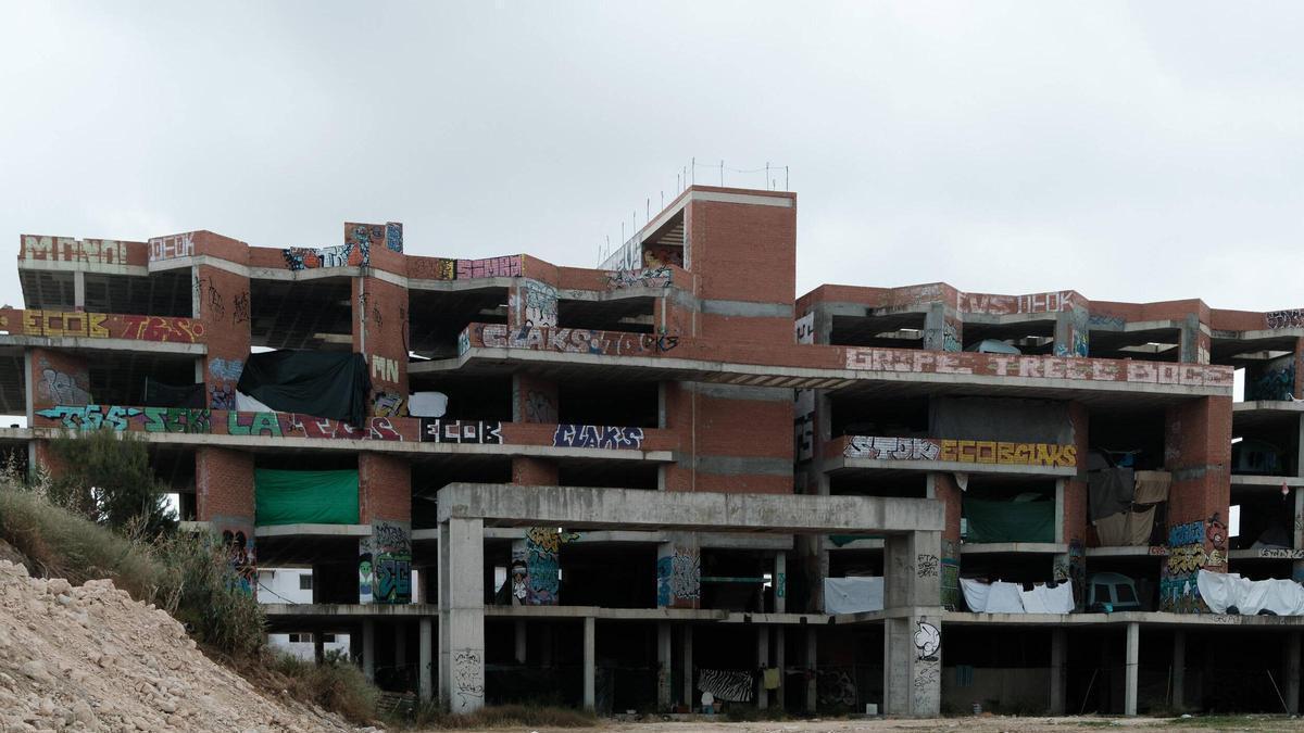 Imagen de uno de los bloques de la estructura abandonada en Cala de Bou