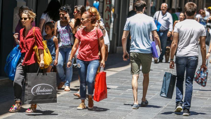 Ciudadanos en la calle Castillo, en Santa Cruz de Tenerife.