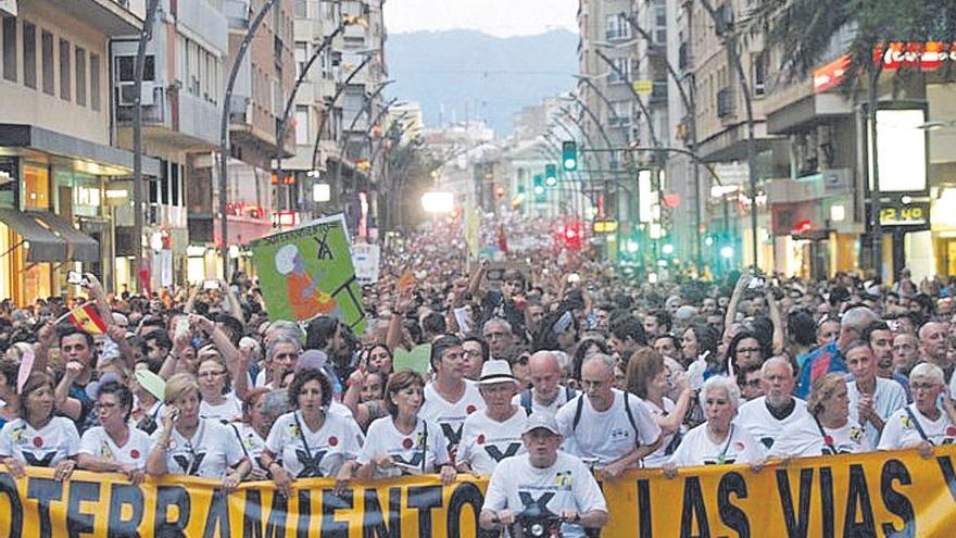 Manifestación ciudadana en favor del soterramiento de las vías al paso del AVE por Murcia.