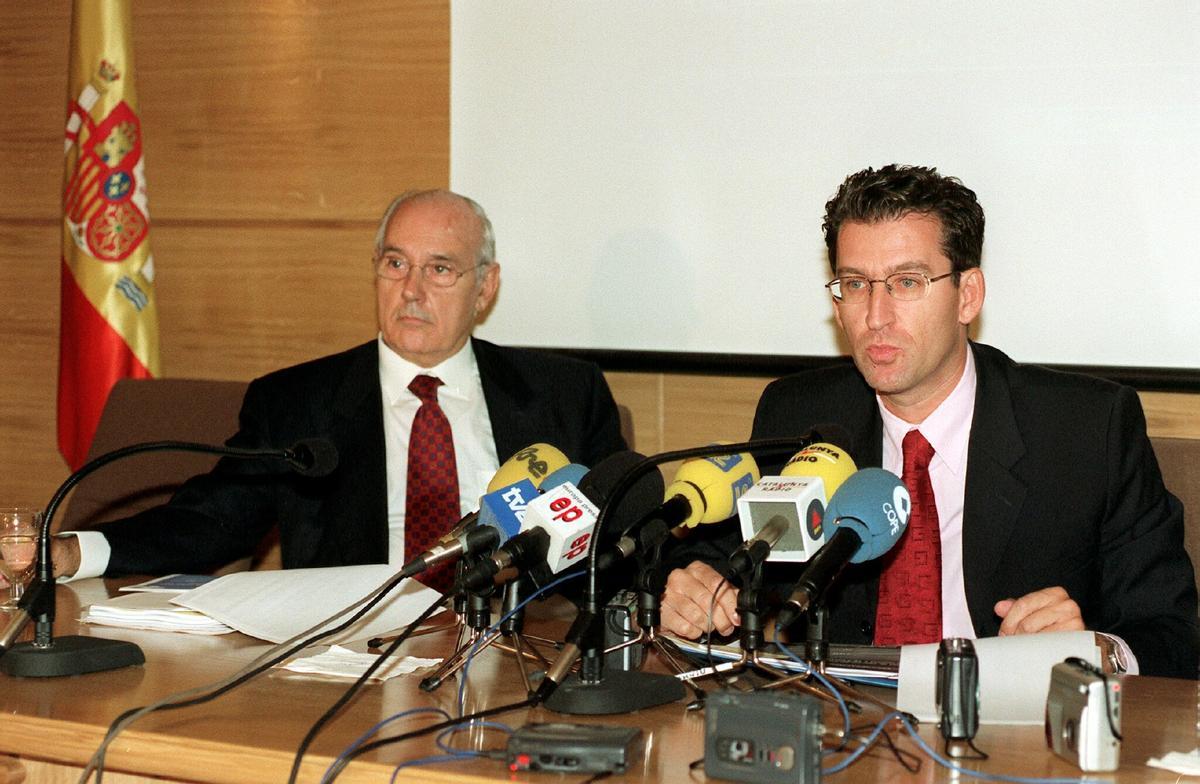 El ministro de Sanidad y Consumo,José Manuel Romay Beccaria,(i),y el presidente del Insalud, Alberto Núñez Feijoó, en la presentación de presupuestos del año 2000.