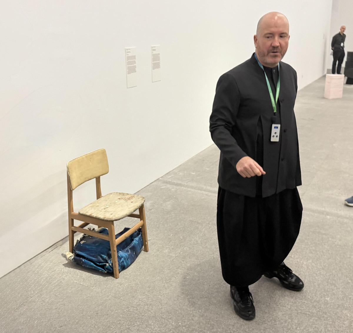 segade ante la obra de Ángela de la Cruz en el Reina Sofía.