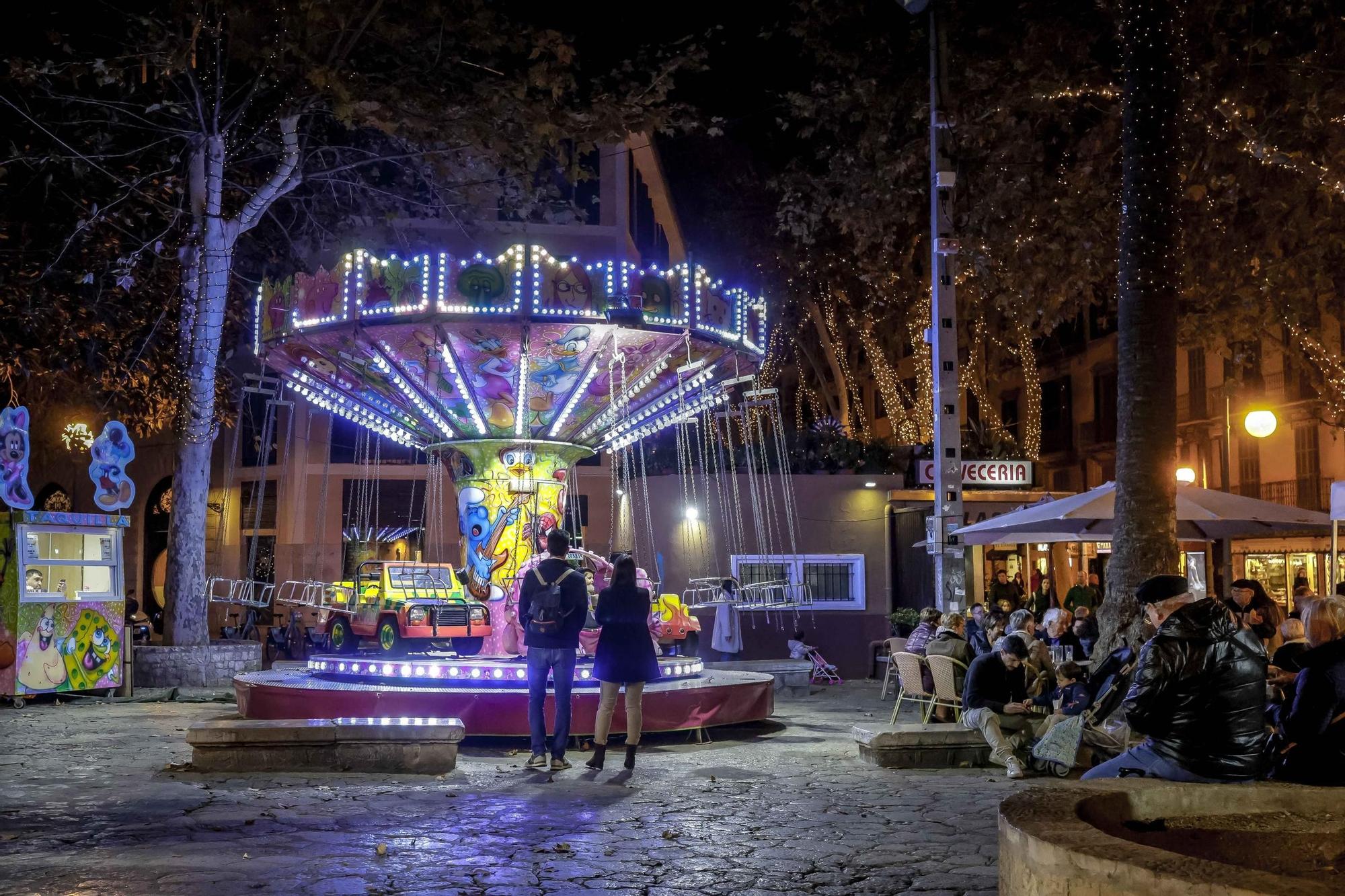 Las fotos de la Navidad en la plaza del Mercat de Palma: Ambiente en las terrazas y bares, música coral, yatracciones infantiles