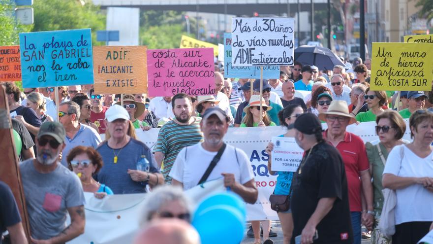 Multitudinaria manifestación para reclamar la desaparición de las vías de la costa de Alicante