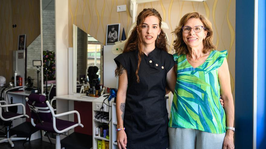 De madre a hija, el emotivo relevo de una peluquería de San José: &quot;Venía después del cole a quitarle los rulos a las señoras&quot;
