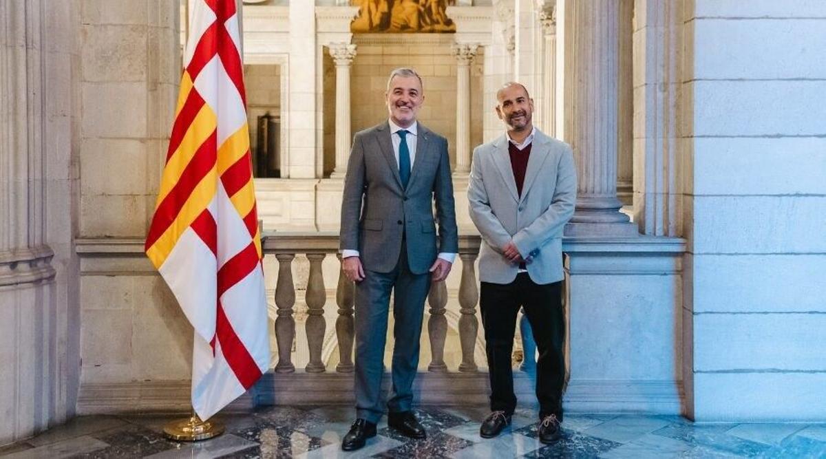 El alcalde de Barcelona, Jaume Collboni, y el nuevo comisionado de Relaciones Ciudadanas y Diversidad Cultural de Barcelona, Richard Sánchez.