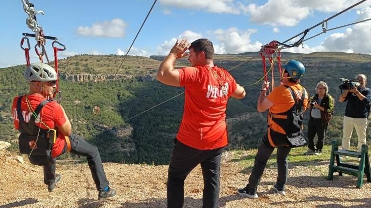 Salida de los dos primeros usuarios de la tirolina. Uno de ellos, el alcalde de Cantavieja, Ricardo Altabás.