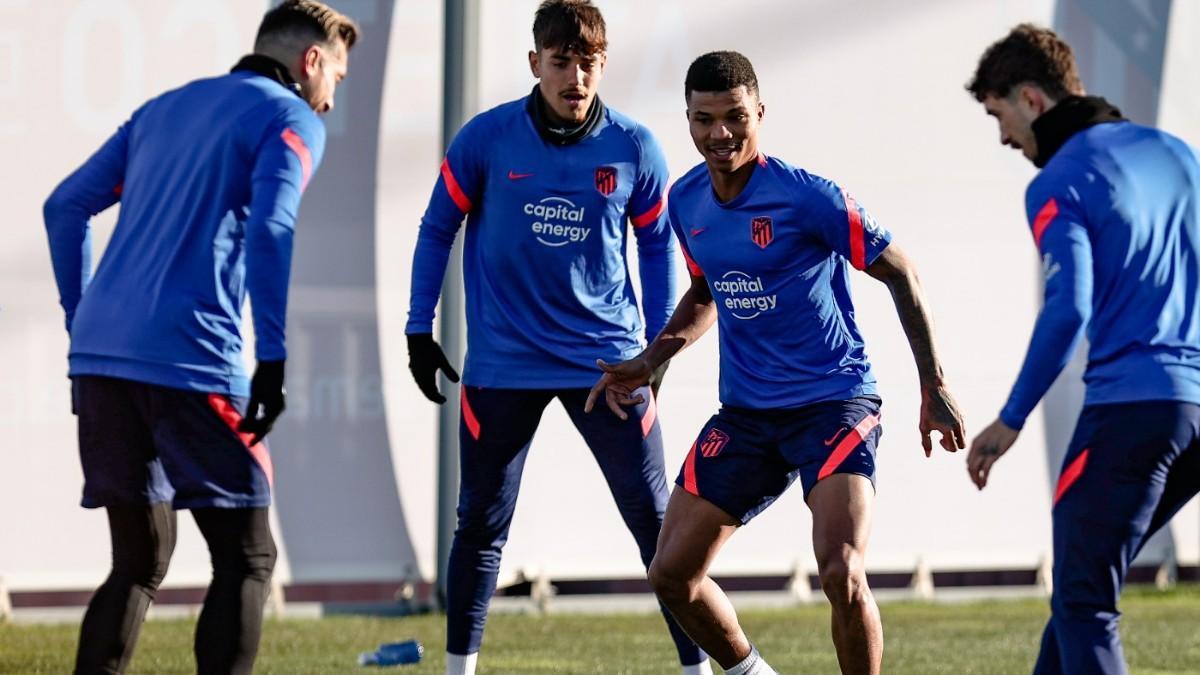 Jugadores del Atlético en el entrenamiento de ayer