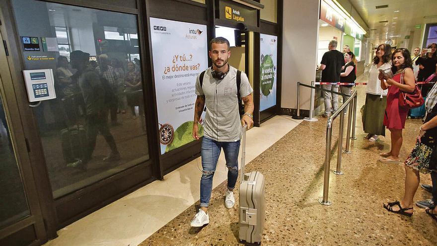 Rubén García, a su llegada ayer al aeropuerto de Asturias.