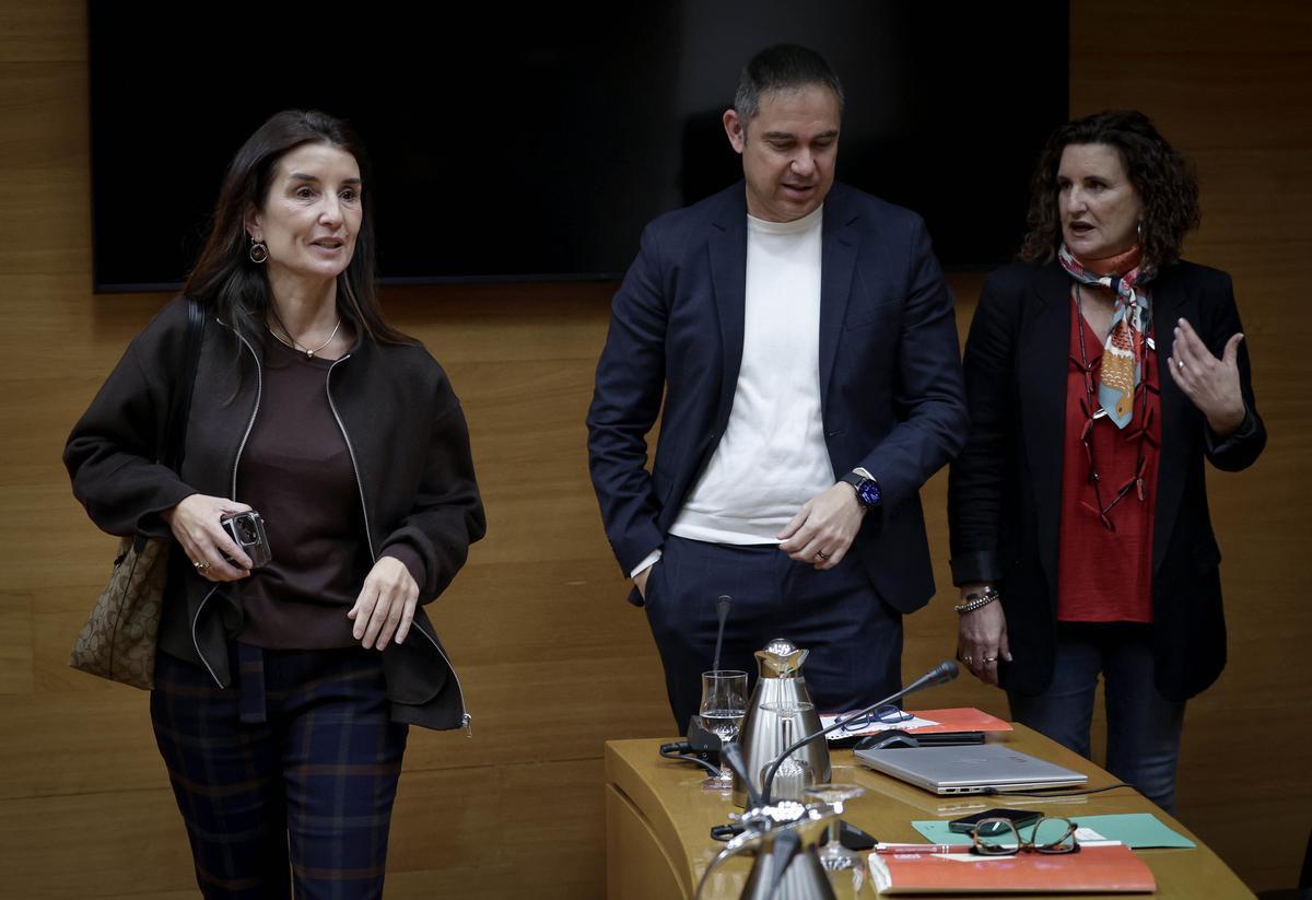 Merino, con los diputados del PSPV durante la Comisión de Hacienda, este miércoles.