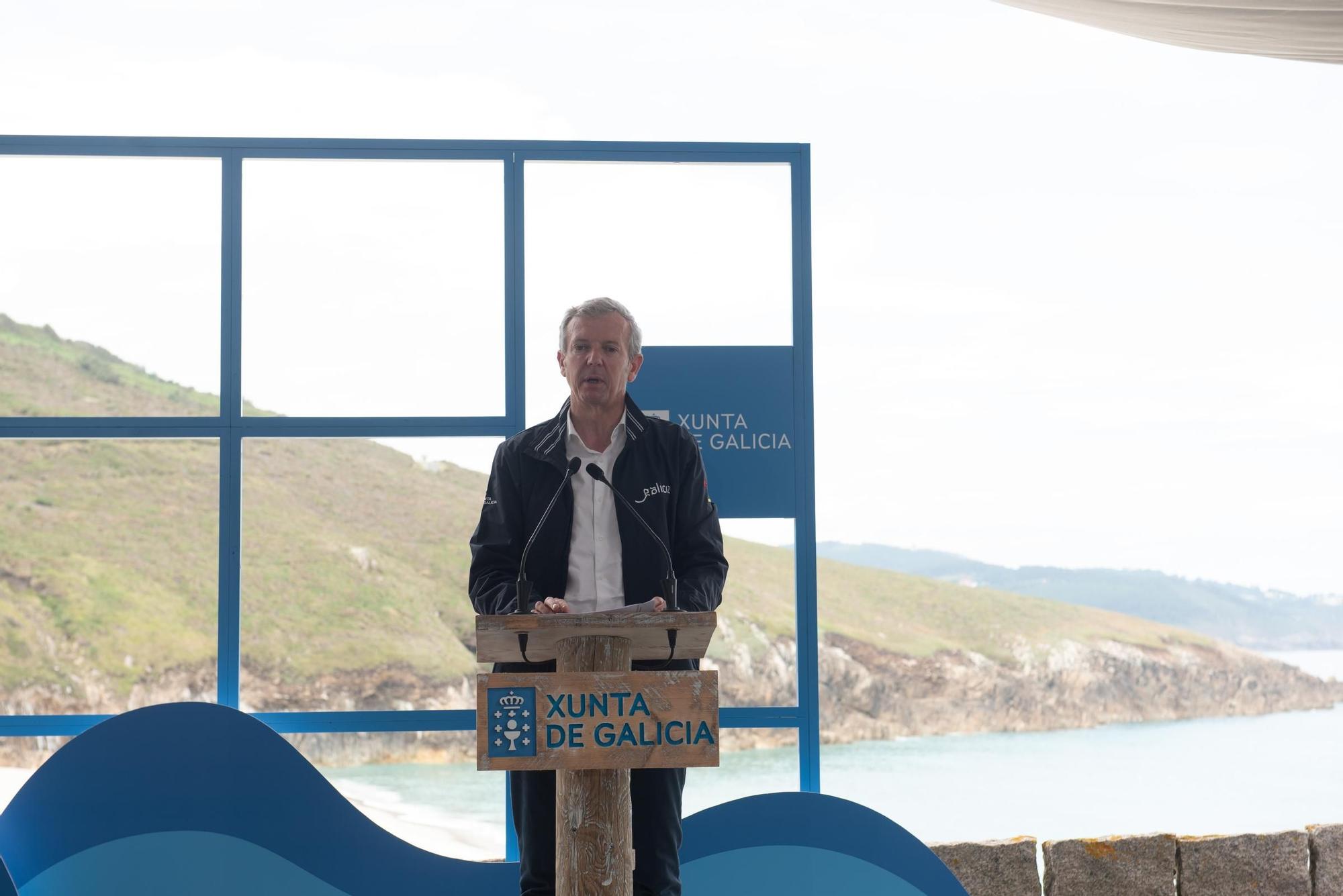 Las banderas azules de A Coruña y toda Galicia se reparten en la playa de Valcovo