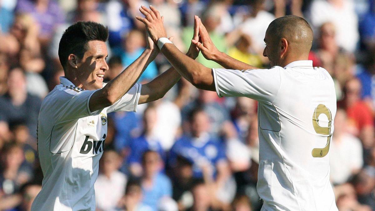 Callejón celebra un gol con Benzema en su etapa en el Real Madrid.