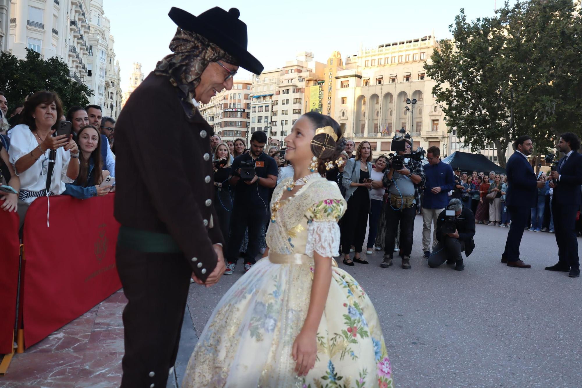 Santiago Ballester con su nueva fallera mayor infantil