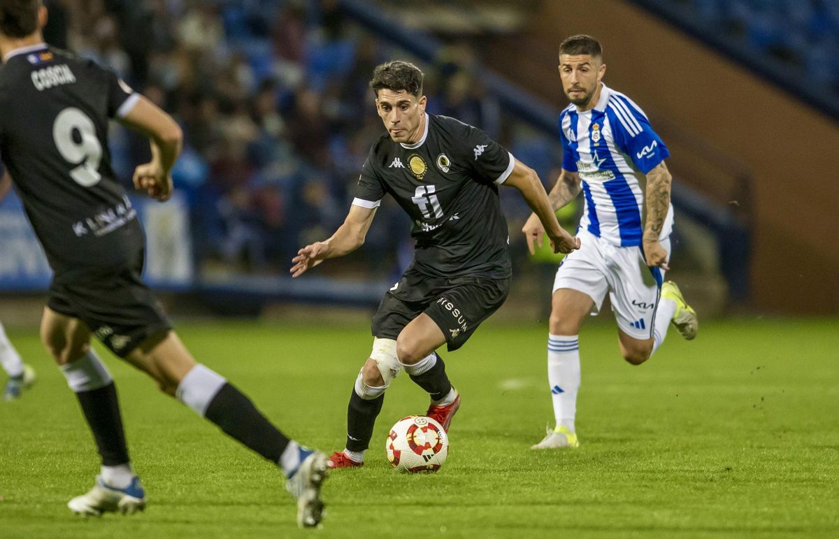 Roger Colomina, que vuelve tras cumplir sanción, durante el partido del Hércules en Huelva frente al Recreativo.