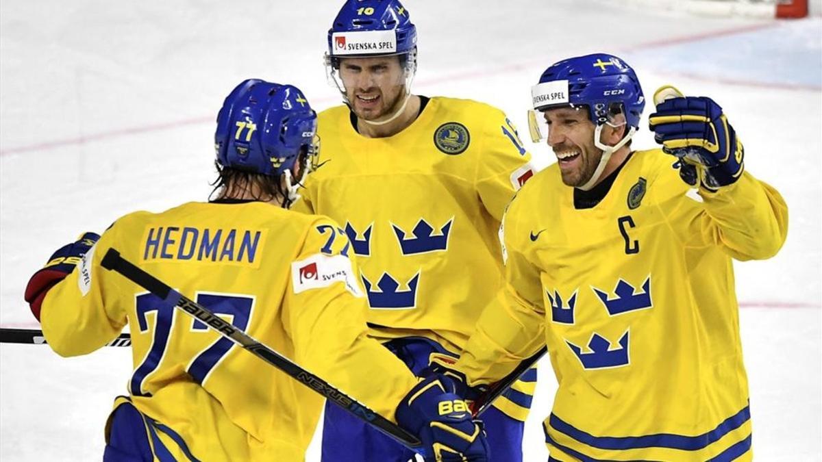 Los jugadores de Suecia durante el encuentro ante Canadá