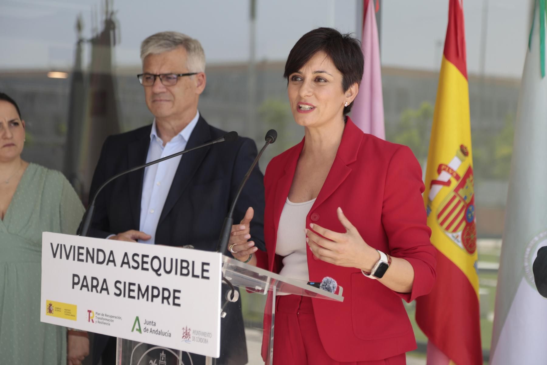 La ministra Isabel Rodríguez visita las viviendas de alquiler de mayores de Sama Naharro