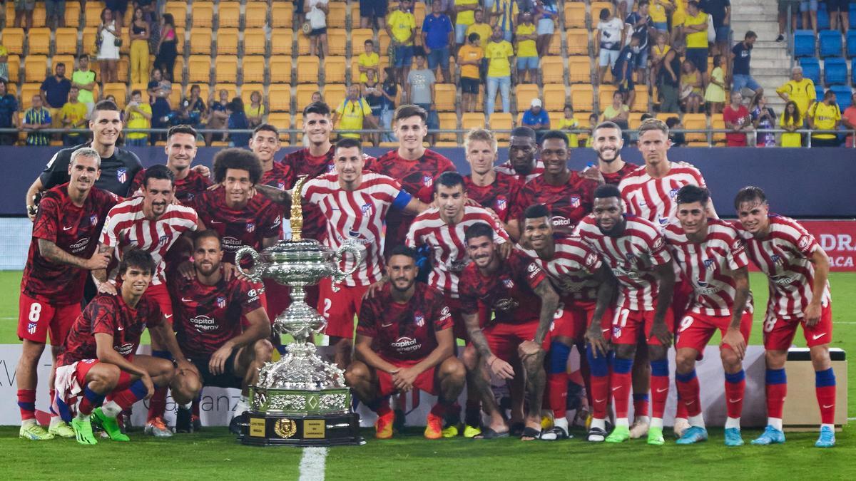 Los jugadores del Atlético de Madrid levantan el Trofeo Ramón de Carranza.