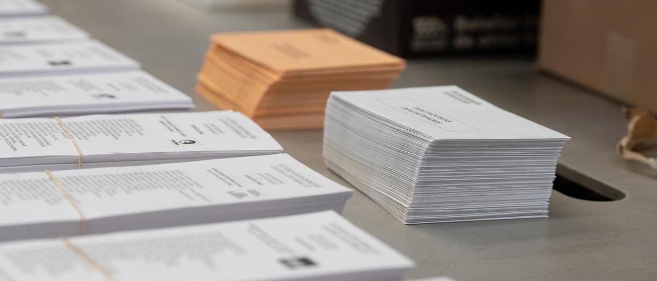 Material electoral para las próximas elecciones generales del 23 de julio en el almacén de urnas, a 18 de julio de 2023, en Barcelona, Catalunya (España).