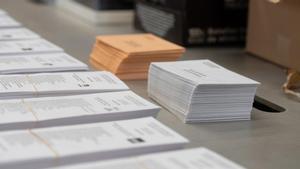 Material electoral para las próximas elecciones generales del 23 de julio en el almacén de urnas, a 18 de julio de 2023, en Barcelona, Catalunya (España).