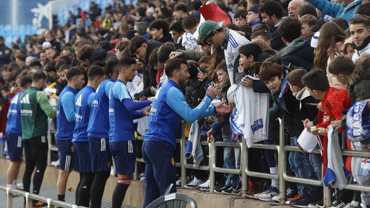 En imágenes | Gran expectación en el entrenamiento a puerta abierta del Real Zaragoza en La Romareda