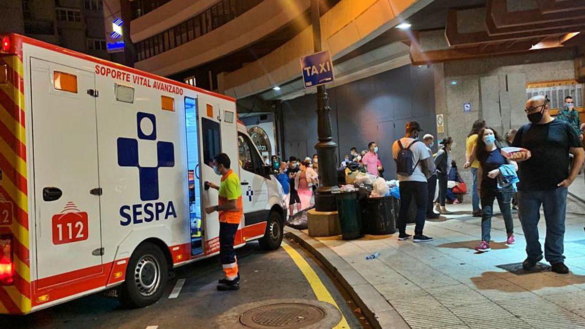 Los servicios sanitarios, antes del traslado de la mujer al hospital la noche del sábado.