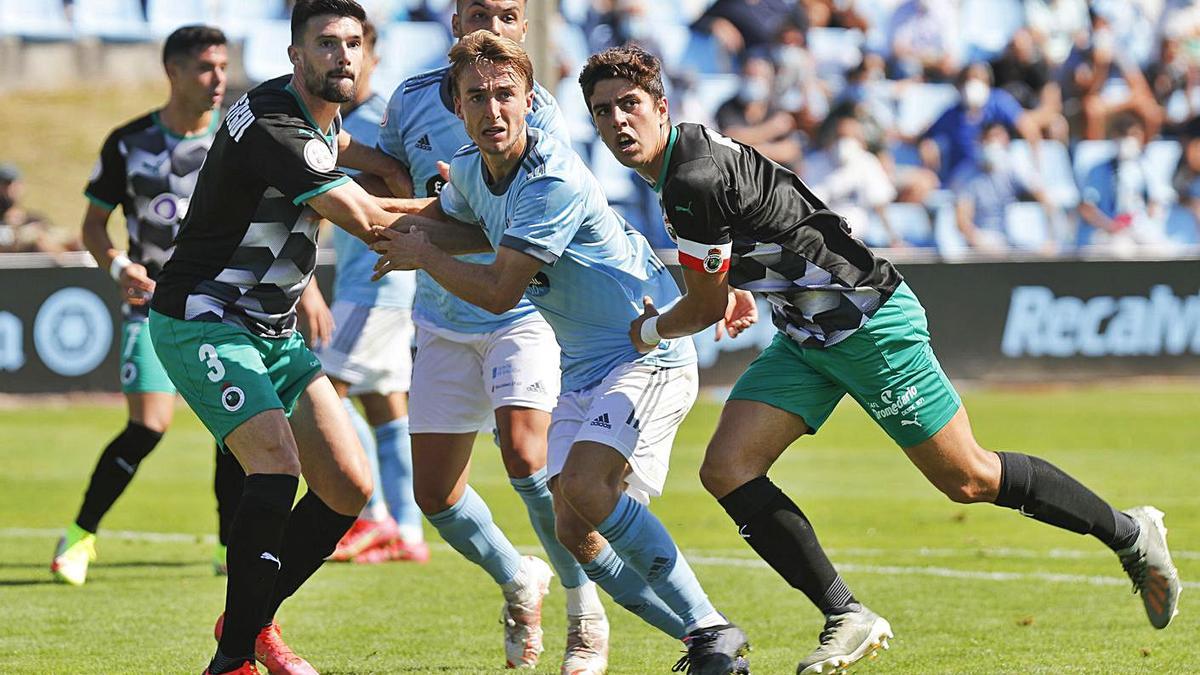 Dos jugadores del Celta B durante la visita a Barreiro del Racing de Santander. // RICARDO GROBAS