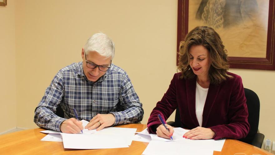 Firma del convenio entre el Ayuntamiento y Cruz Roja.