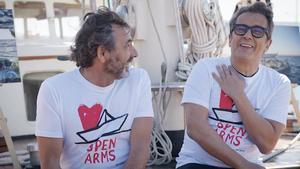 Open Arms llança la seva samarreta solidària dissenyada per Andreu Buenafuente al port de Badalona
