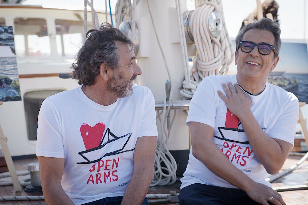 Òscar Camps y Andreu Buenafuente, con la camiseta solidaria