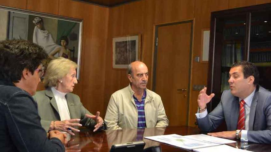 Alberto Castro con los alcaldes de Cañizal y Olmo, Miguel Ángel Herrero y Teodora Puente